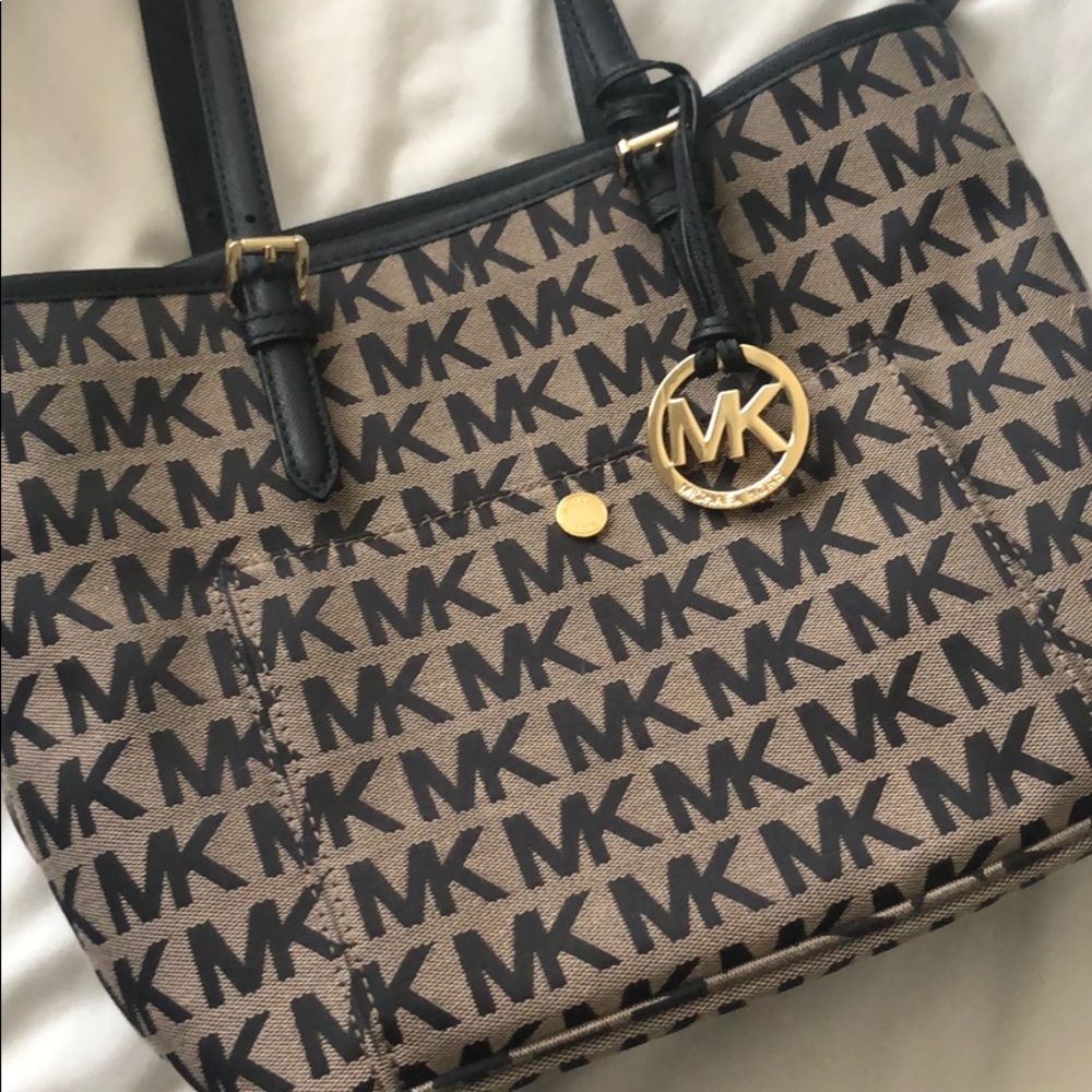 Michael Kors hand bag in great condition